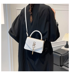 Sac à main blanc en cuir gaufré serpent avec logo métallique doré et pompon