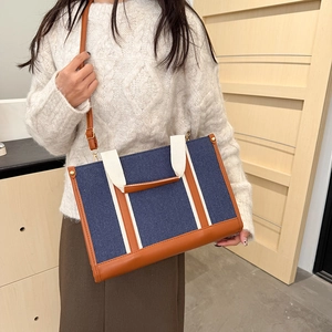 Sac fourre-tout chic 2025 en denim et toile avec finitions en cuir marron