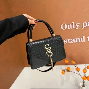 Sac Bandoulière Femmes Cuir PU Rabat Tissé Gland Logo Lettre Métal Sac À Main Sac Épaule Simple Tendance