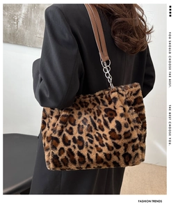 Détail du sac cabas en peluche léopard avec bandoulière chaîne et texture en fausse fourrure