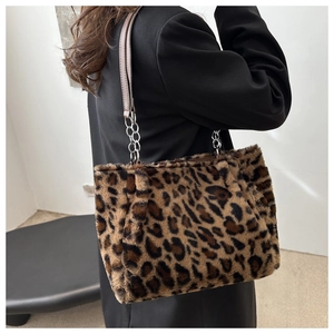 Détail du sac cabas en fausse fourrure léopard avec texture pelucheuse et bandoulière