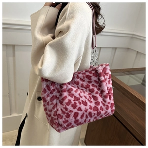 Détail du sac cabas en peluche léopard rose avec bandoulière en chaîne métallique chic