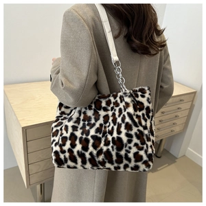 Détail d'un sac cabas en fausse fourrure léopard avec chaîne argentée et texture douce