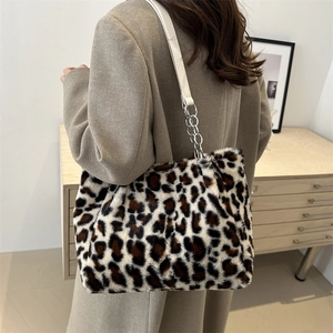 Sac cabas tendance en peluche imprimé léopard avec bandoulière chaîne et grand volume