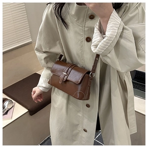 Détails du sac bandoulière vintage en cuir marron avec boucle métallique et coutures soignées