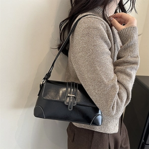 Sac à épaule rétro en cuir noir avec surpiqûres contrastées et boucle dorée