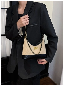 Detail der Tasche aus Wildleder mit Leopardenmuster, schwarzem Leder und Goldkette