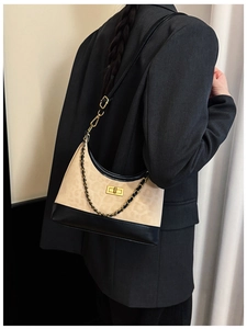 Detailansicht der Hobo-Tasche mit Leopardenmuster, Goldschloss und Kettenriemen