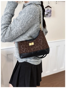 Seitenansicht der Schultertasche mit Leopardenmuster, Goldkette und Verschluss am Model
