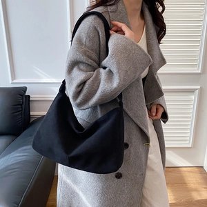 Grande borsa hobo nera minimalista da donna con elegante design a mezzaluna per ufficio