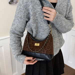 Schicke Handtasche mit Leopardenmuster, schwarzem Leder, Goldverschluss und Kette
