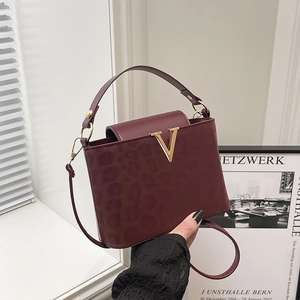 Sac À Main En Daim À Imprimé Léopard Avec Boucle En Métal V Dorée Rétro Sac À Bandoulière Pour Femmes Style Urbain