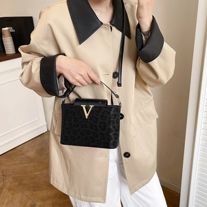 Sac à main femme à motif léopard avec boucle en V dorée et bandoulière réglable chic