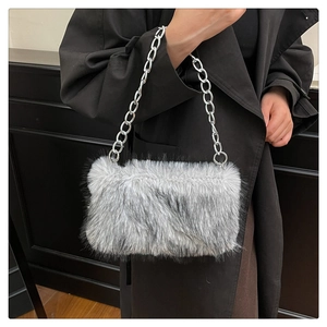 Détail du sac à bandoulière en fausse fourrure grise avec chaîne en métal argenté