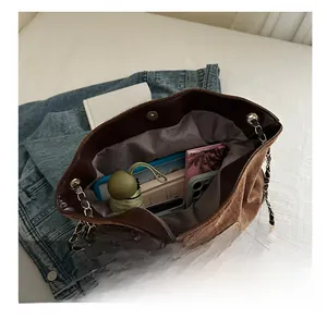Sac fourre-tout en velours côtelé marron montrant sa grande capacité pour les essentiels