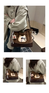 Détail du sac cabas en velours côtelé marron avec broderie chat et base en cuir