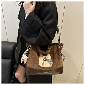 Détail du sac cabas rétro en velours côtelé avec patch chat et bandoulière chaîne