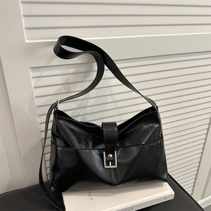 Sac Sous le Bras Rétro en Cuir PU Pour Femmes Sac à Épaule Grande Capacité Avec Boucle en Métal et Pendentif en Bois Sac à Main Navette