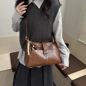 Sac à bandoulière marron rétro en similicuir avec boucle en métal et breloque perlée