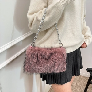 Borsa a tracolla in pelliccia sintetica rosa da donna con catena in metallo argento