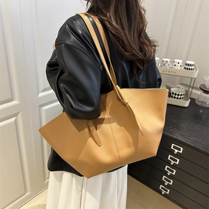 Sac fourre-tout plissé camel en cuir grainé avec bretelles nouées pour un look quotidien