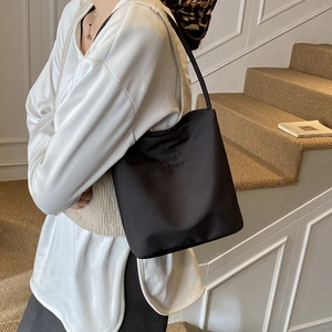 Borsa tote in nylon nero ricamata con scritta Hope and Future portata a spalla in stile