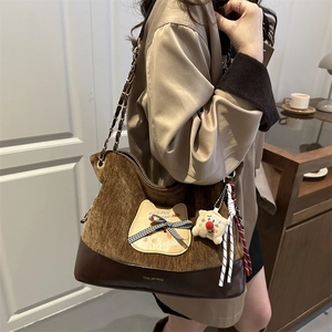 Sac fourre-tout rétro en velours côtelé marron avec écusson chat porté par modèle