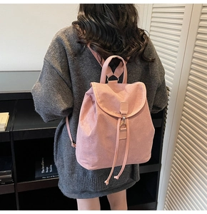Vue arrière détaillée du sac à dos en daim rose avec crochet en métal et cordon