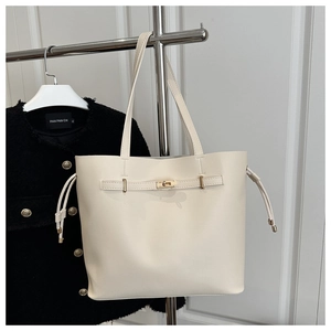 Détail du sac cabas blanc crème avec fermoir rotatif en métal et cordon de serrage
