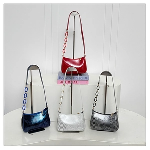 Sacs portés épaule chic en cuir motif serpent avec grandes mailles de chaîne colorées