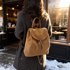 Sac à dos en daim marron avec cordon de serrage et boucle en métal en plein air