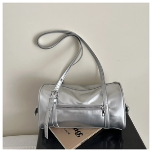 Detailaufnahme der silbernen Bowling-Tasche mit glänzender Textur und vorderer Reißverschlusstasche