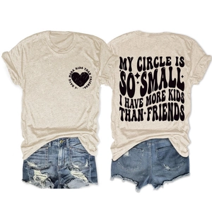 T-shirt beige à col rond et short en jean bleu vintage avec imprimé lettre graphique