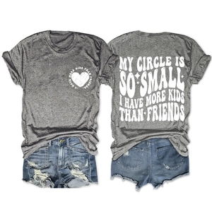 T-shirt gris col rond avec motif cœur et short en jean vieilli posé à plat