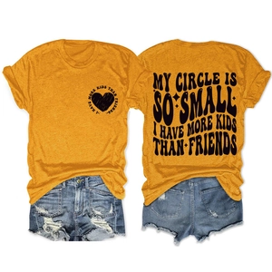 Tenue d'été avec t-shirt jaune gingembre et short en jean vieilli à plat sur fond blanc