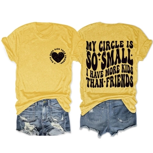 Détails à plat d'un T-shirt jaune moutarde avec typographie vintage et short en jean bleu