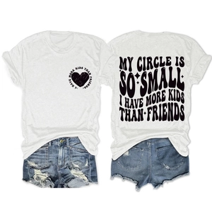T-shirt blanc à col rond avec motif cœur et typographie artistique au dos à plat