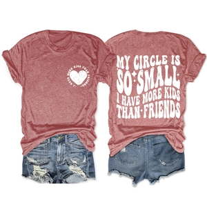 Vue avant et arrière du t-shirt rose à manches courtes avec imprimé cœur et typographie