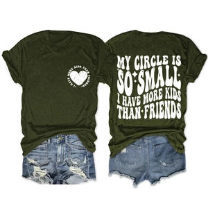 Vue détaillée du dos d'un t-shirt vert foncé avec typographie et short en jean