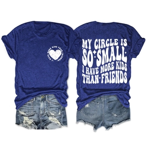 Vues avant et arrière d'un t-shirt bleu à col rond avec slogan imprimé et short en jean