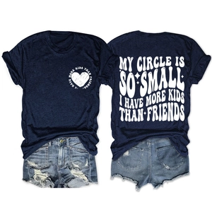 Vue avant et arrière du t-shirt bleu marine avec citations et short en jean usé