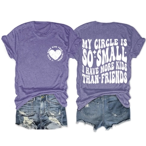 Détail du t-shirt violet à col rond avec citation humoristique et mini shorts en jean