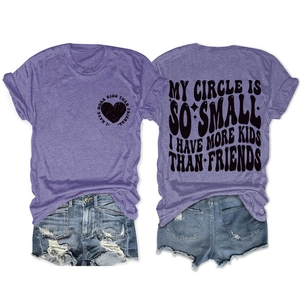 Détail du tissu chiné violet et de l'imprimé slogan sur le devant et le dos du T-shirt