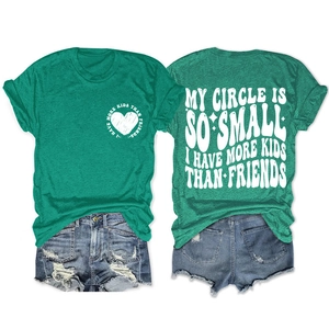 Vues avant et arrière du t-shirt vert imprimé avec un short en jean bleu délavé