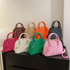 Muschelförmige Handtaschen im Set in acht Farben mit goldfarbenen Metallbeschlägen