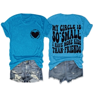 T-shirt bleu lac à col rond avec un imprimé humoristique My Circle Is So Small chic