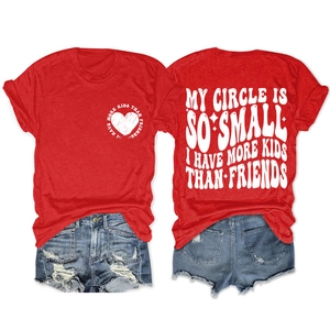 Vue à plat du t-shirt en coton rouge avec slogan et short en jean bleu délavé