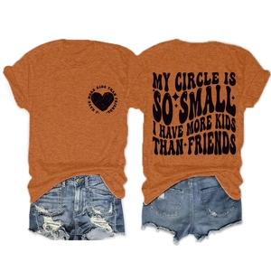T-shirt orange à manches courtes avec slogan et short en jean vieilli sur fond blanc