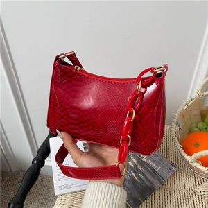 Sac à bandoulière rouge en cuir synthétique à motif serpent avec grosse chaîne