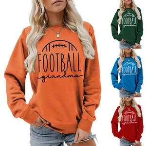 Détail montrant les couleurs du sweat-shirt Football Grandma à manches longues
